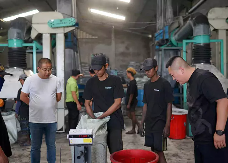Visita aprofundada de clientes indonésios à fábrica de carvão ativado com casca de coco: testemunhando a força da produção e a sinceridade da cooperação